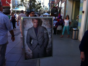 Herr Kinnaman är verkligen på tapeten, här på shoppinggatan i Santa Monica.