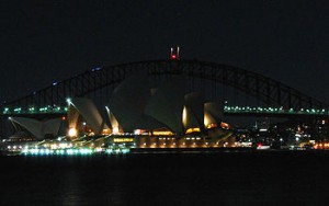 350px-Sydney_Harbour_Bridge_and_Opera_House_Earth_Hour